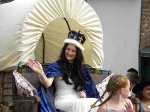 Peter-Crabb-Crnival-Queen-waving